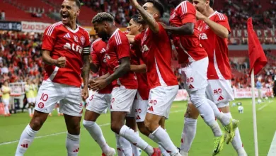 Jogadores do Inter comemorando gol