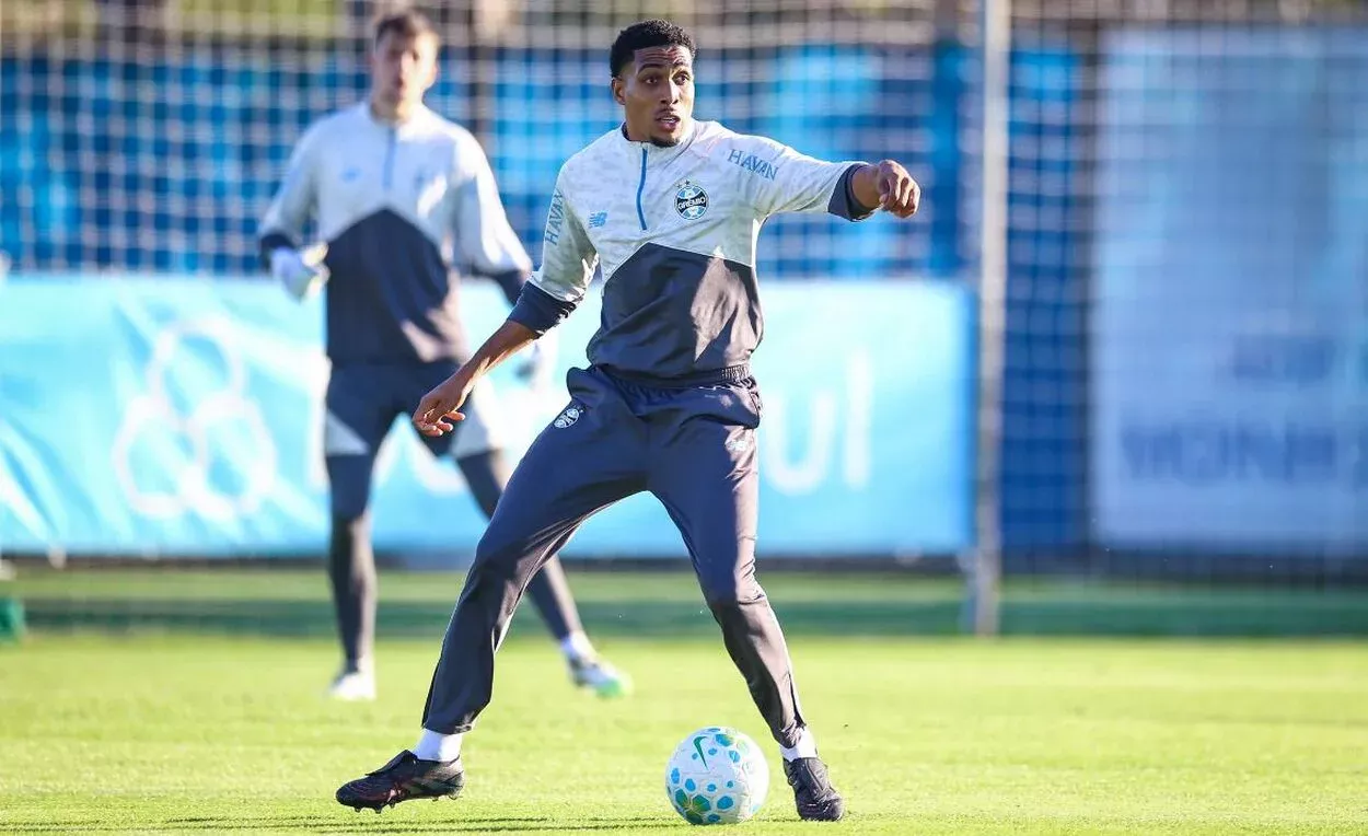 Novo reforço do Gêmio, zagueiro Wallace já reforça o time no amistoso