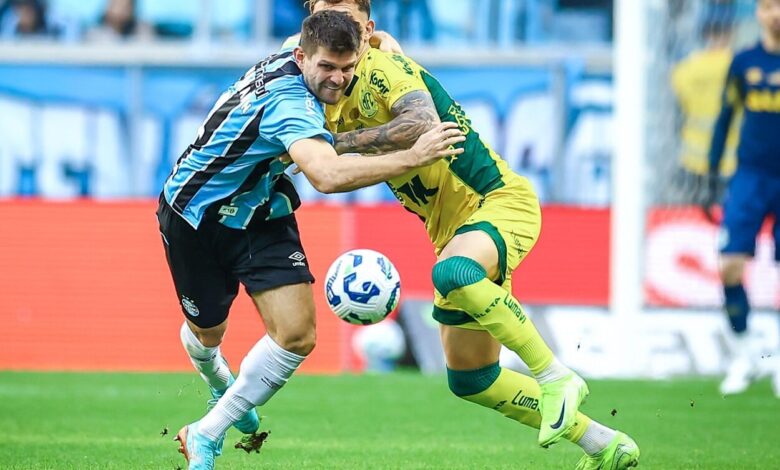 RS - FUTEBOL/CAMPEONATO BRASILEIRO 2025/GREMIO x MIRASSOL - ESPORTES - Lance da partida entre Gremio e Mirassol disputada na tarde deste sabado, na Arena do Gremio, em partida valida pela Campeonato Brasileiro 2025. FOTO: LUCAS UEBEL/GREMIO FBPA