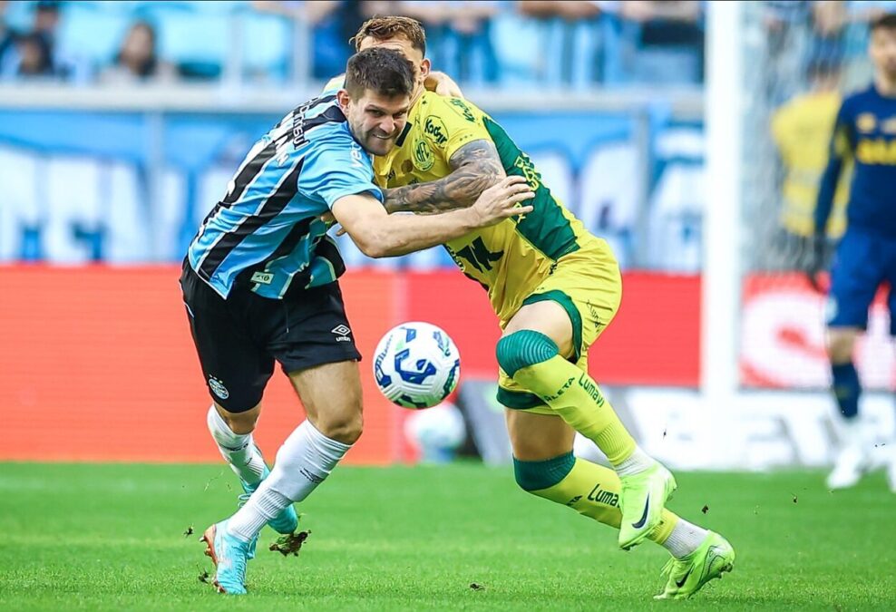 RS - FUTEBOL/CAMPEONATO BRASILEIRO 2025/GREMIO x MIRASSOL - ESPORTES - Lance da partida entre Gremio e Mirassol disputada na tarde deste sabado, na Arena do Gremio, em partida valida pela Campeonato Brasileiro 2025. FOTO: LUCAS UEBEL/GREMIO FBPA