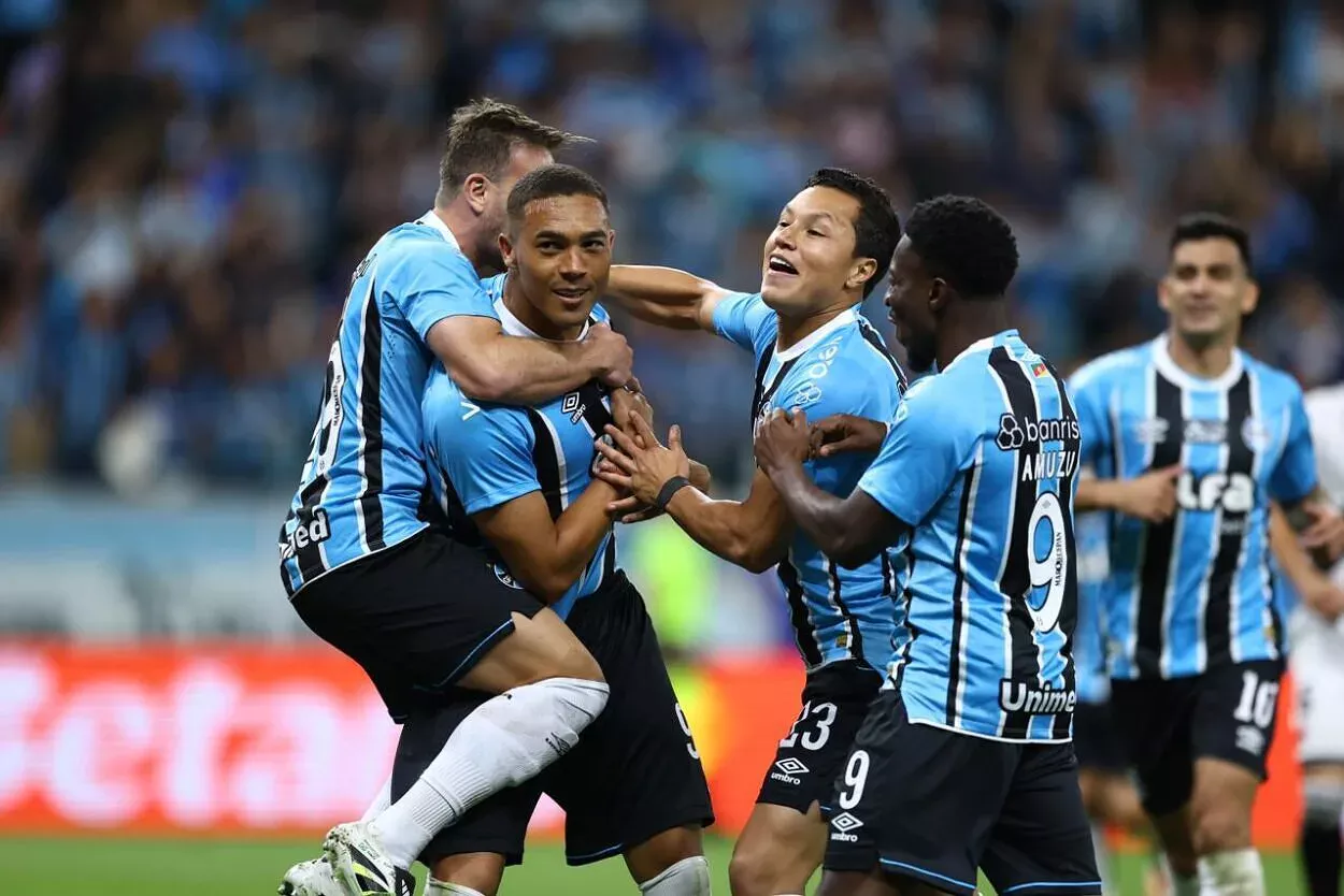 Grêmio prioriza renovação de contrato com três jogadores do plantel; veja nomes Carlos Vinícius brilha pelo Grêmio