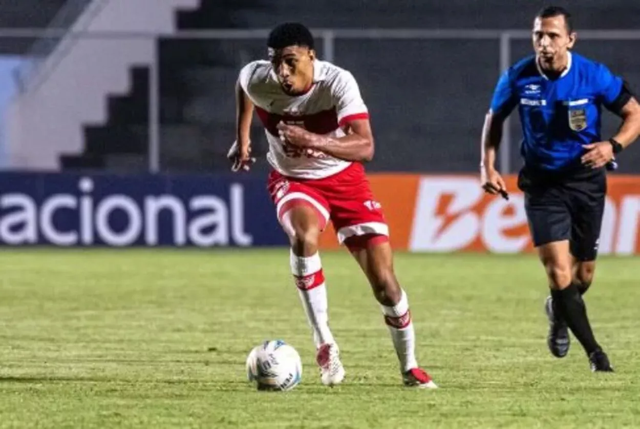 Vídeo de lances, faixa salarial e concorrência: mais detalhes do novo zagueiro do Grêmio Wallace no Grêmio