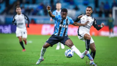 RS - FUTEBOL/CAMPEONATO BRASILEIRO 2025/GREMIO x CORINTHIANS - ESPORTES - Lance da partida entre Gremio e Corinthians isputada na noite desta quinta-feira, na Arena do Gremio, em partida valida pela Campeonato Brasileiro 2025. FOTO: LUCAS UEBEL/GREMIO FBPA