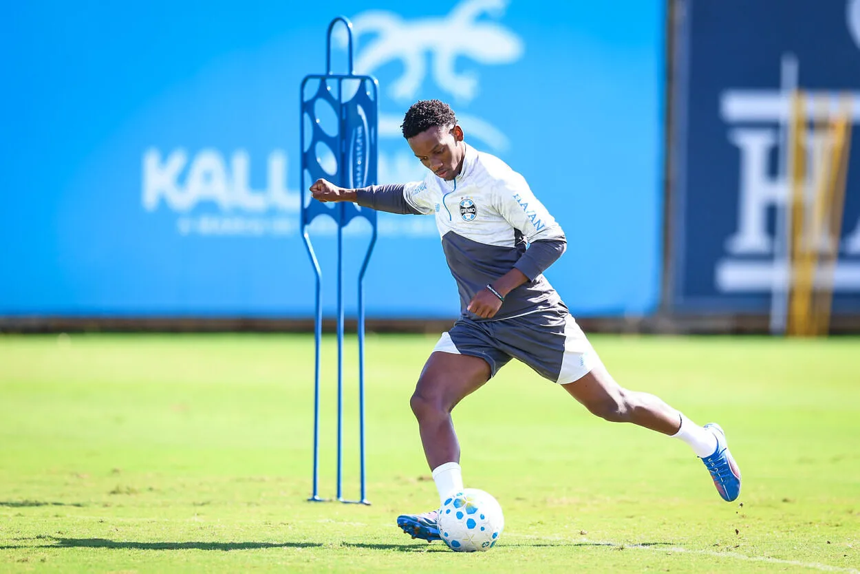 Grêmio encaminha contratação de lateral do Goiás e recebe solicitação de Gabriel Mec Grêmio de Gabriel Mec