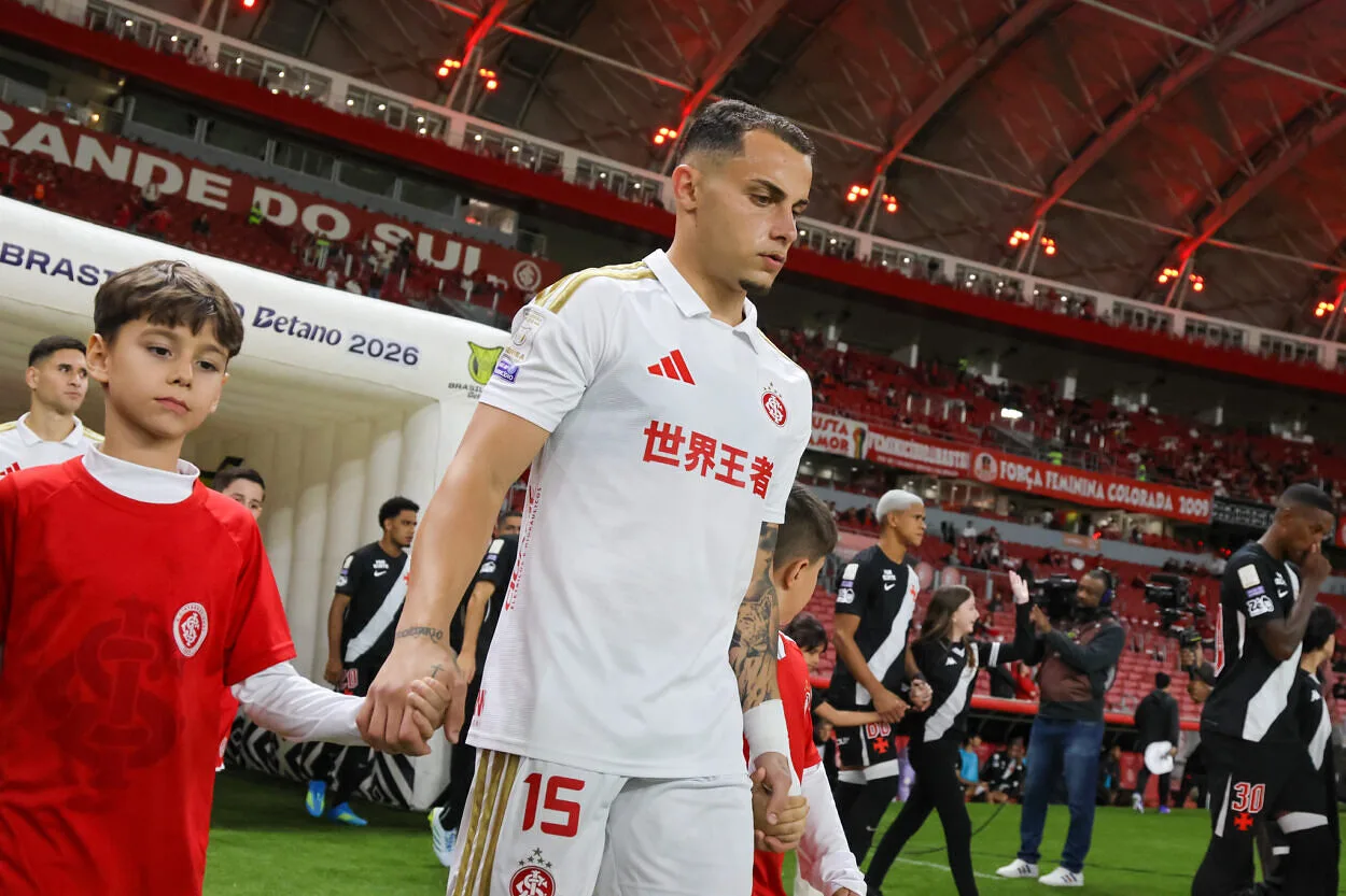 Bruno Gomes, driblando com a camisa do Inter