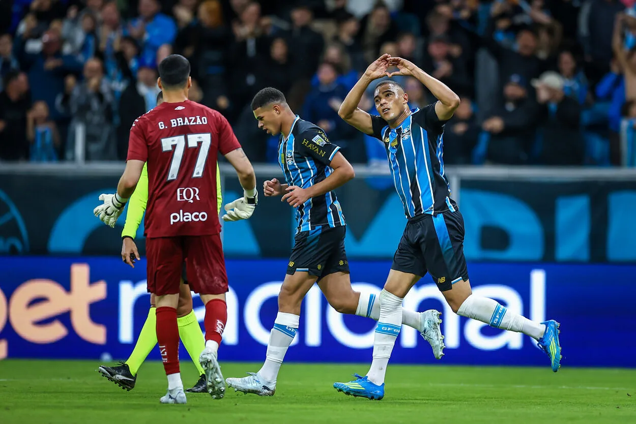 Carlos Vinícius faz publicação sobre o jogo e recebe pedidos da torcida do Grêmio Carlos Vinícius, Grêmio