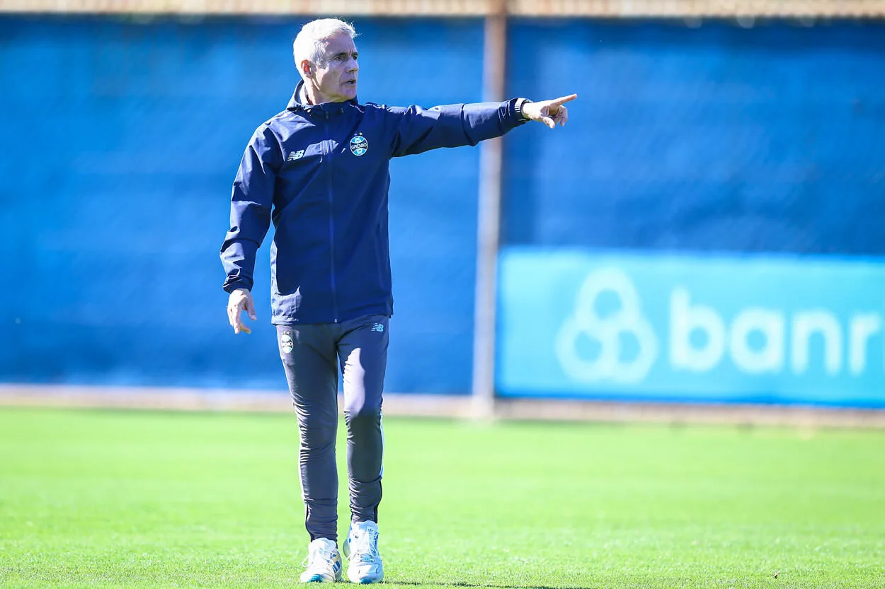 Sem Viery, Luís Castro toma decisão sobre a zaga do Grêmio contra o Mirassol Grêmio hoje