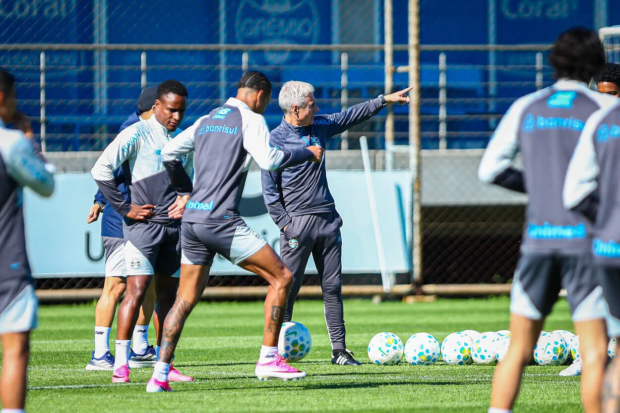 No dia seguinte, Grêmio define "última chance" para Luís Castro no cargo Grêmio