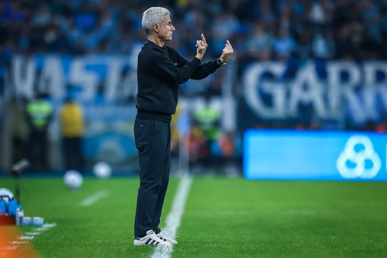 Luís Castro diz entender o torcedor do Grêmio, mas fala em "evolução" no time Luís Castro treinador do Grêmio