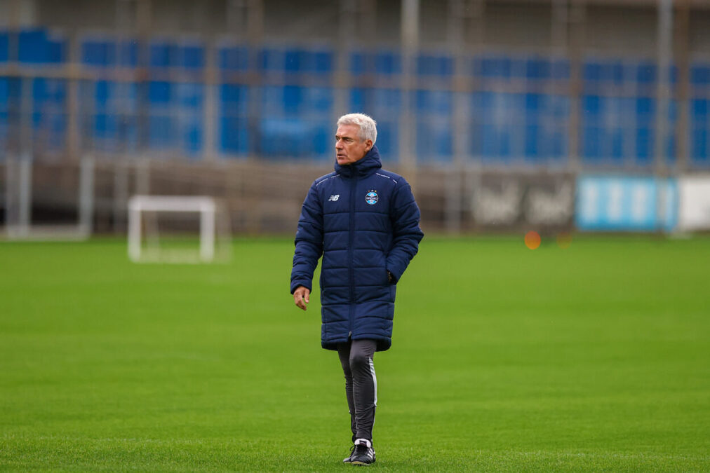 Luís Castro comandando o Grêmio