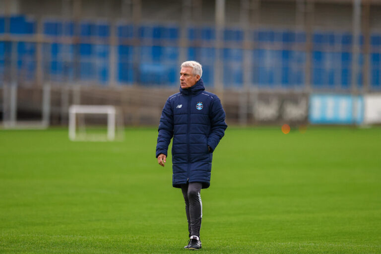 Luís Castro comandando o Grêmio
