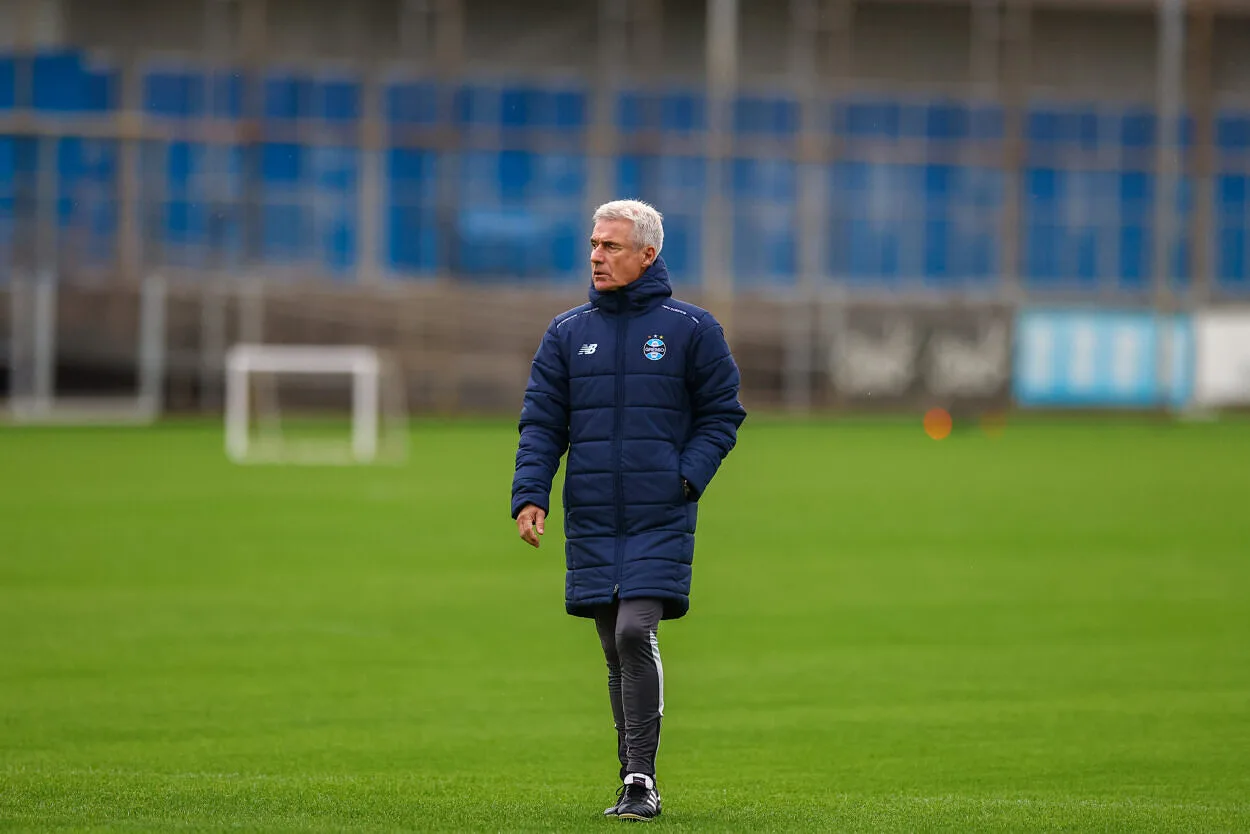Luís Castro prepara Grêmio mais ofensivo para buscar virada contra o Bolívar Luís Castro comandando o Grêmio