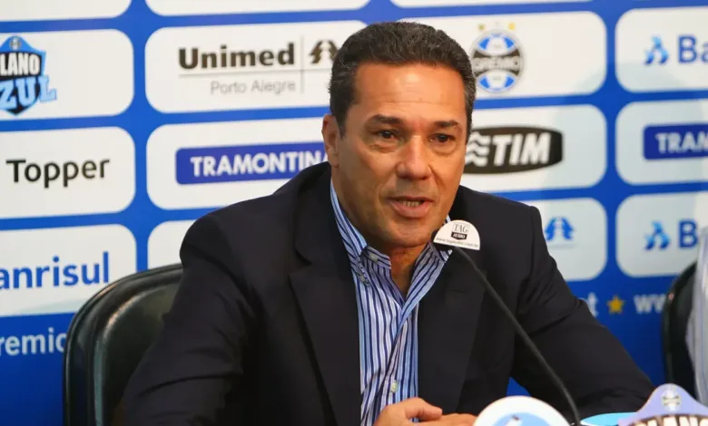 Ex-centroavante do Grêmio tem má lembrança de Luxemburgo: "Foi ignorante" Luxemburgo pelo Grêmio