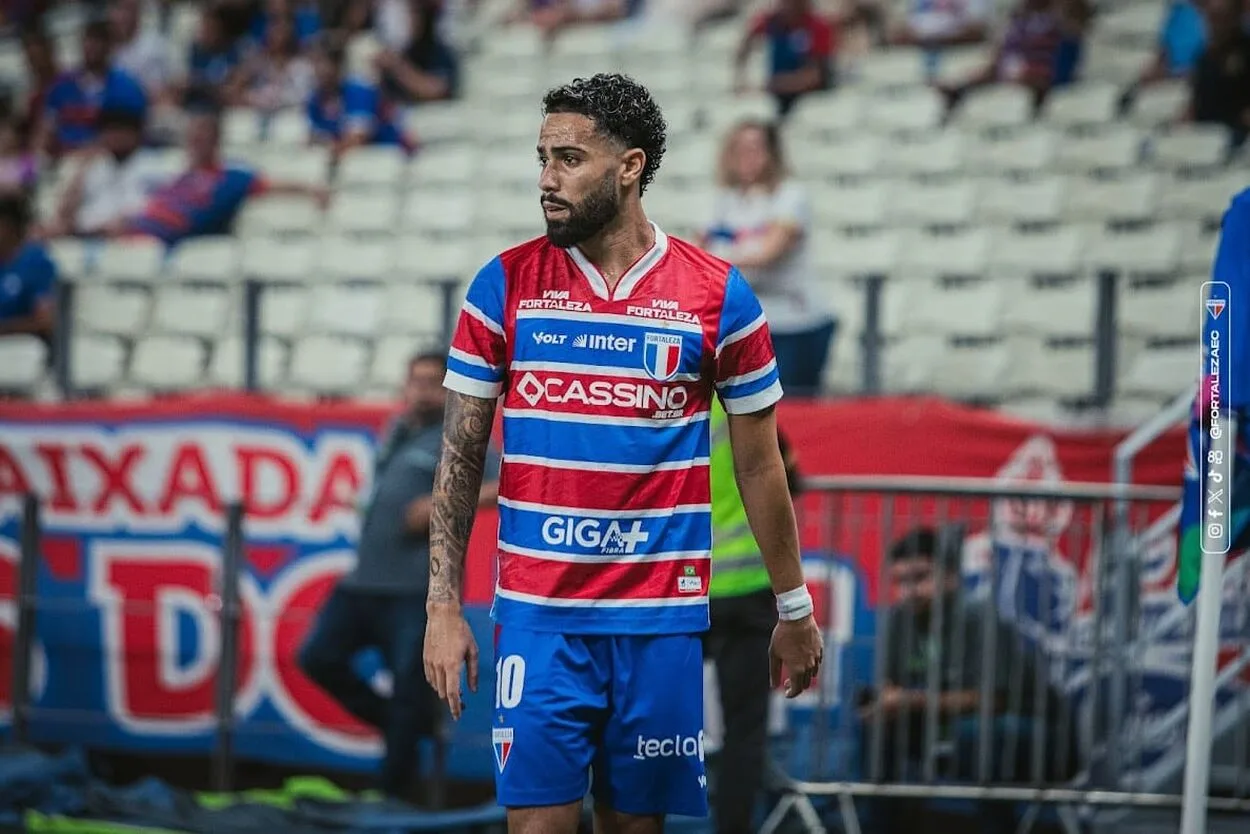 Calebe, jogador do Fortaleza, chegando no Inter