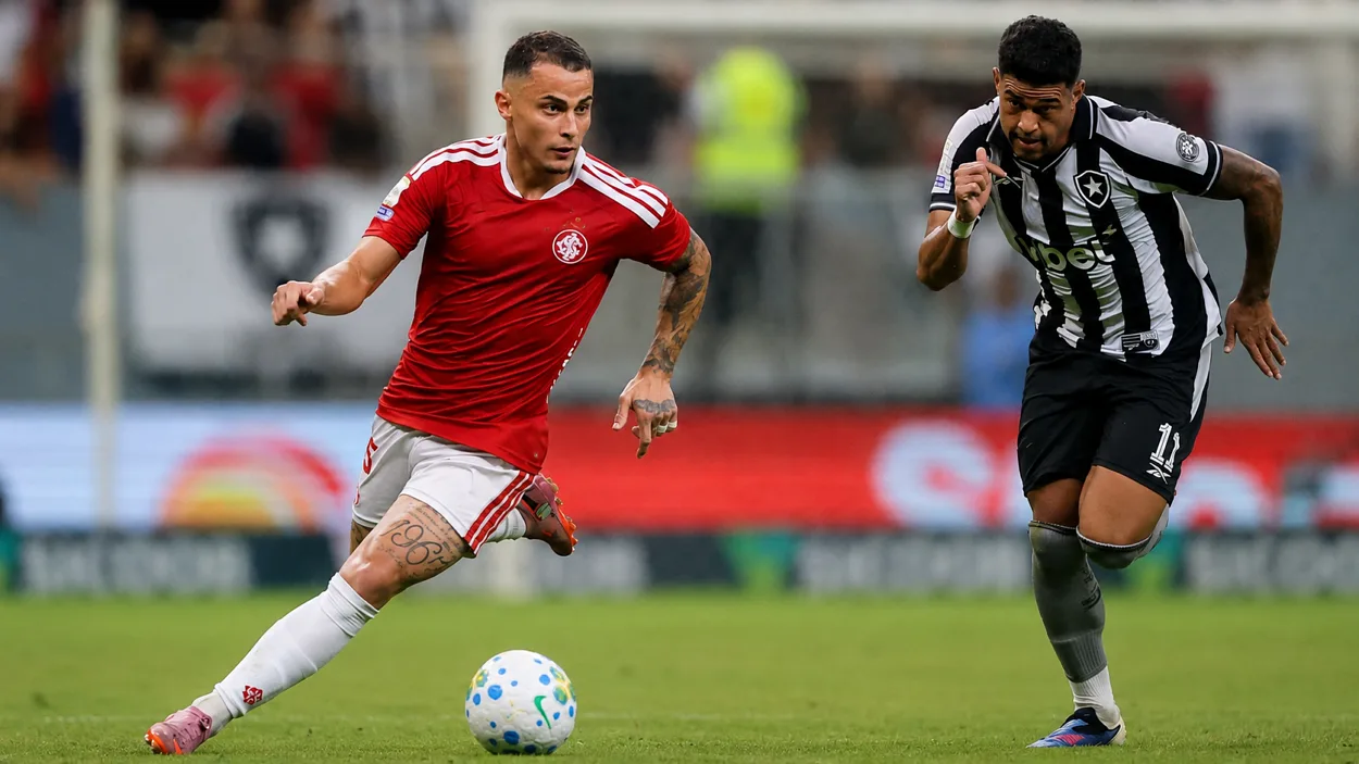 Bruno Gomes, driblando com a camisa do Inter