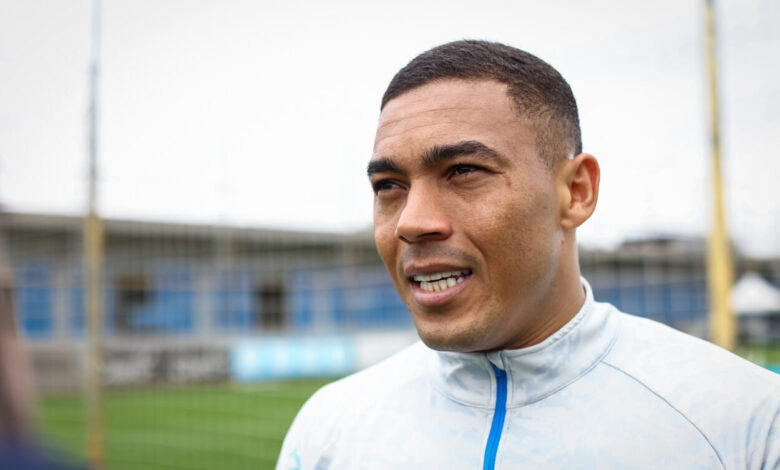 Carlos Vinícius admite que "as coisas não estão 100% bem" no Grêmio: "Temos entendimento" Grêmio