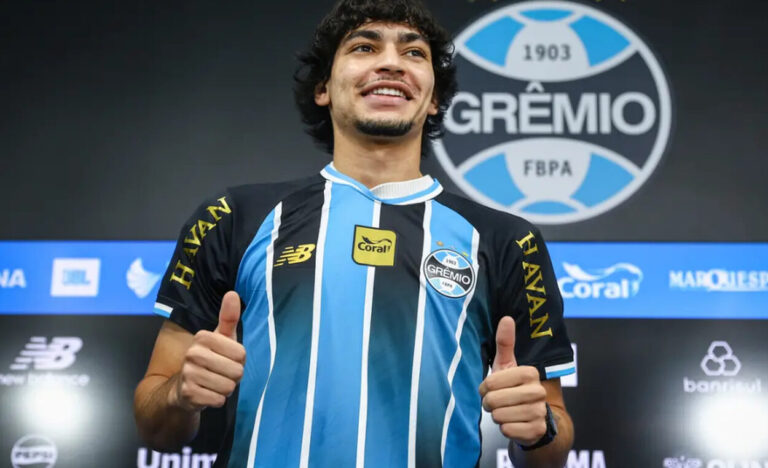 Matheus Nascimento pelo Grêmio