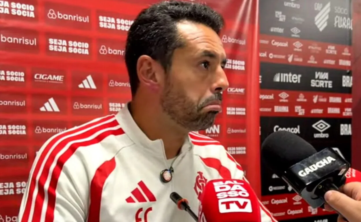 Ernst volta a perguntar, cita "invenção" e incomoda auxiliar do Inter: "Tem que respeitar" Conde Inter