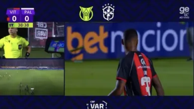 Ex-jogador do Grêmio faz gesto de roubo e é expulso em jogo polêmico do Brasileirão Vitória e Grêmio