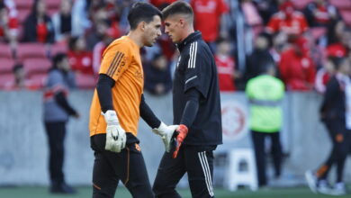 Rochet vira terceira opção e Inter não pretende renovar, diz jornalista RS - ESPORTES/FUTEBOL - Sergio Rochet (33), goleiro do Internacional, durante aquecimento antes do início da partida contra o América-MG, válida pela 31ª rodada do Brasileirão série A 2023.