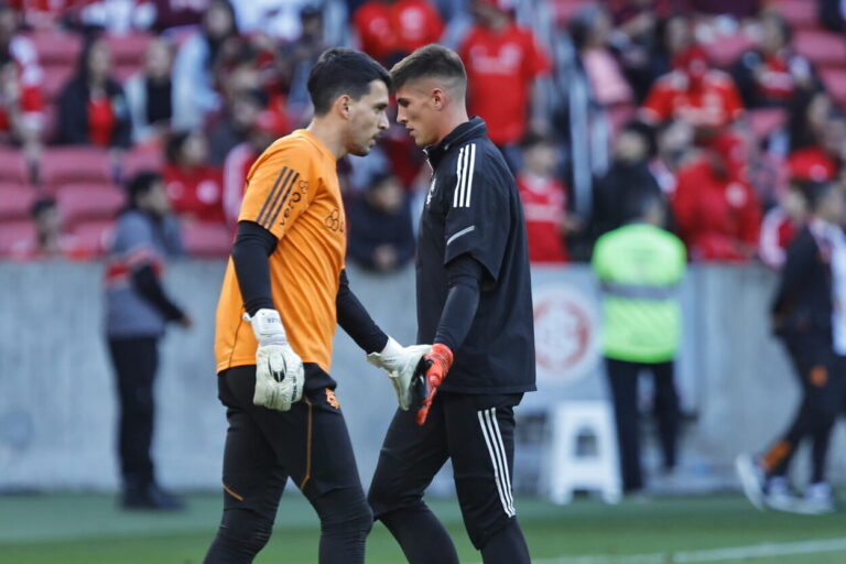 Zona Mista - Notícias, mercado da bola e bastidores do futebol RS - ESPORTES/FUTEBOL - Sergio Rochet (33), goleiro do Internacional, durante aquecimento antes do início da partida contra o América-MG, válida pela 31ª rodada do Brasileirão série A 2023.