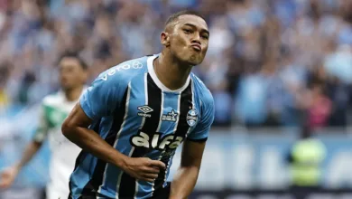 Grêmio prepara encontro decisivo para renovar Carlos Vinícius até 2028 Carlos Vinicius (95), jogador do Grêmio comemora gol marcado durante partida contra o Juventude, válida pela 30ª rodada do Campeonato Brasileiro 2025. FOTO: Roberto Vinícius/AGAFOTO - Direitos reservados - Proibida a reprodução.