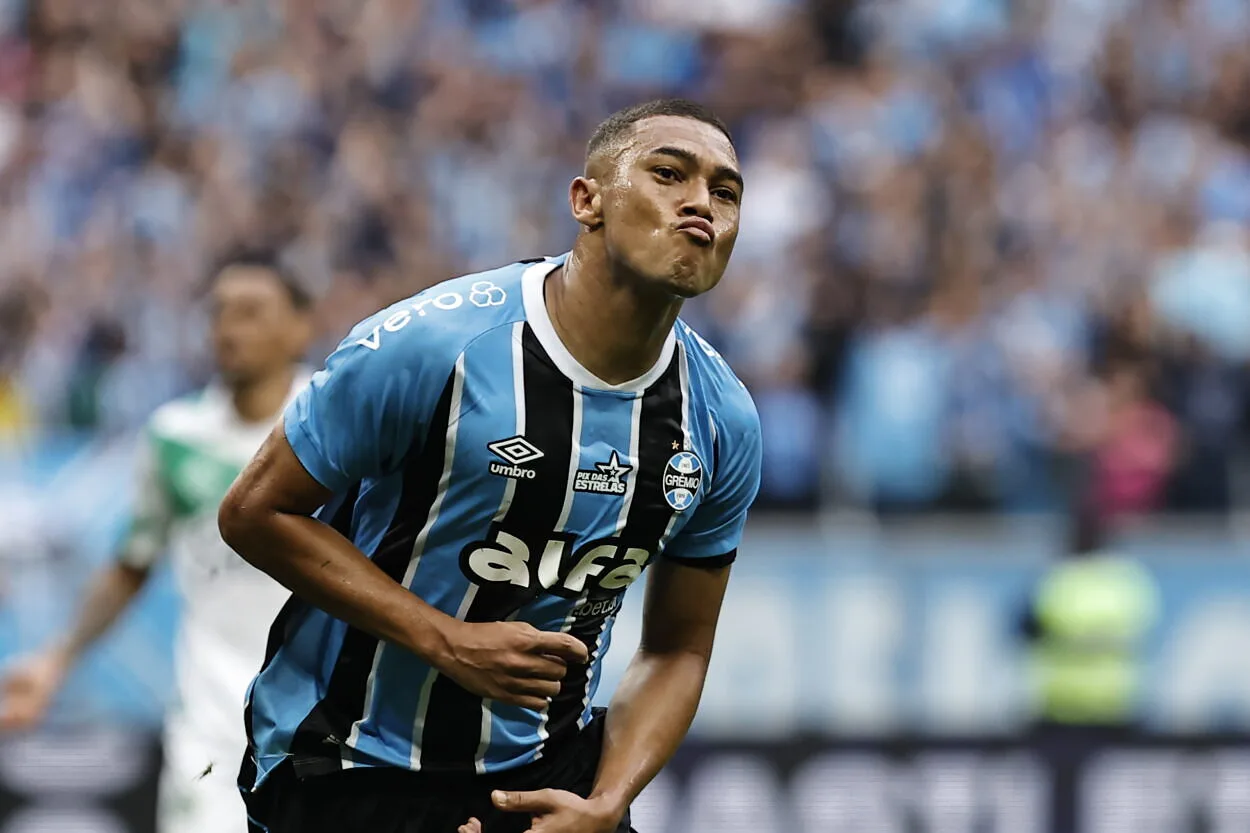Carlos Vinicius (95), jogador do Grêmio comemora gol marcado durante partida contra o Juventude, válida pela 30ª rodada do Campeonato Brasileiro 2025. FOTO: Roberto Vinícius/AGAFOTO - Direitos reservados - Proibida a reprodução.