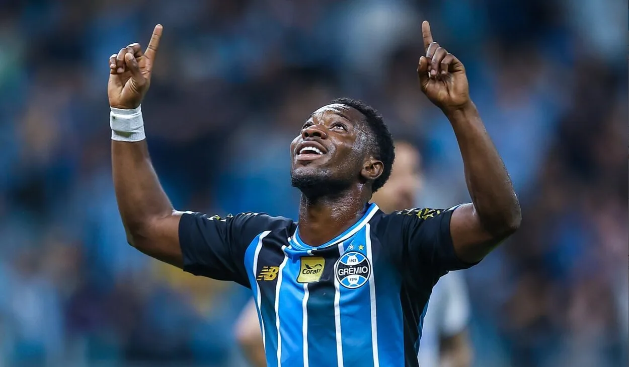Amuzu comemora seu gol na vitóia do Grêmio po 2x0 contra o Confiança, na Copa do Brasil