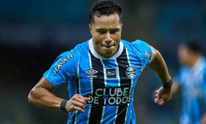 Marlon retorna ao time titular do Grêmio; veja a escalação contra o Fluminense Marlon, jogador do Grêmio