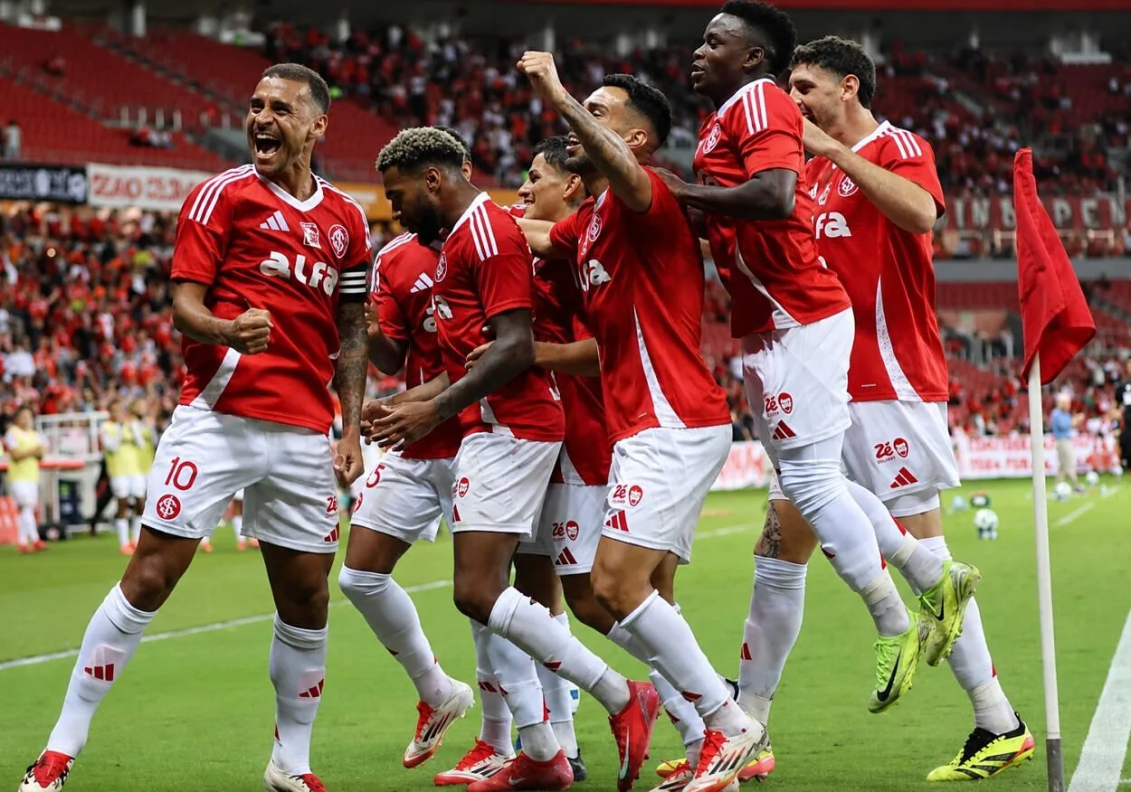 Jogadores do Inter comemorando gol