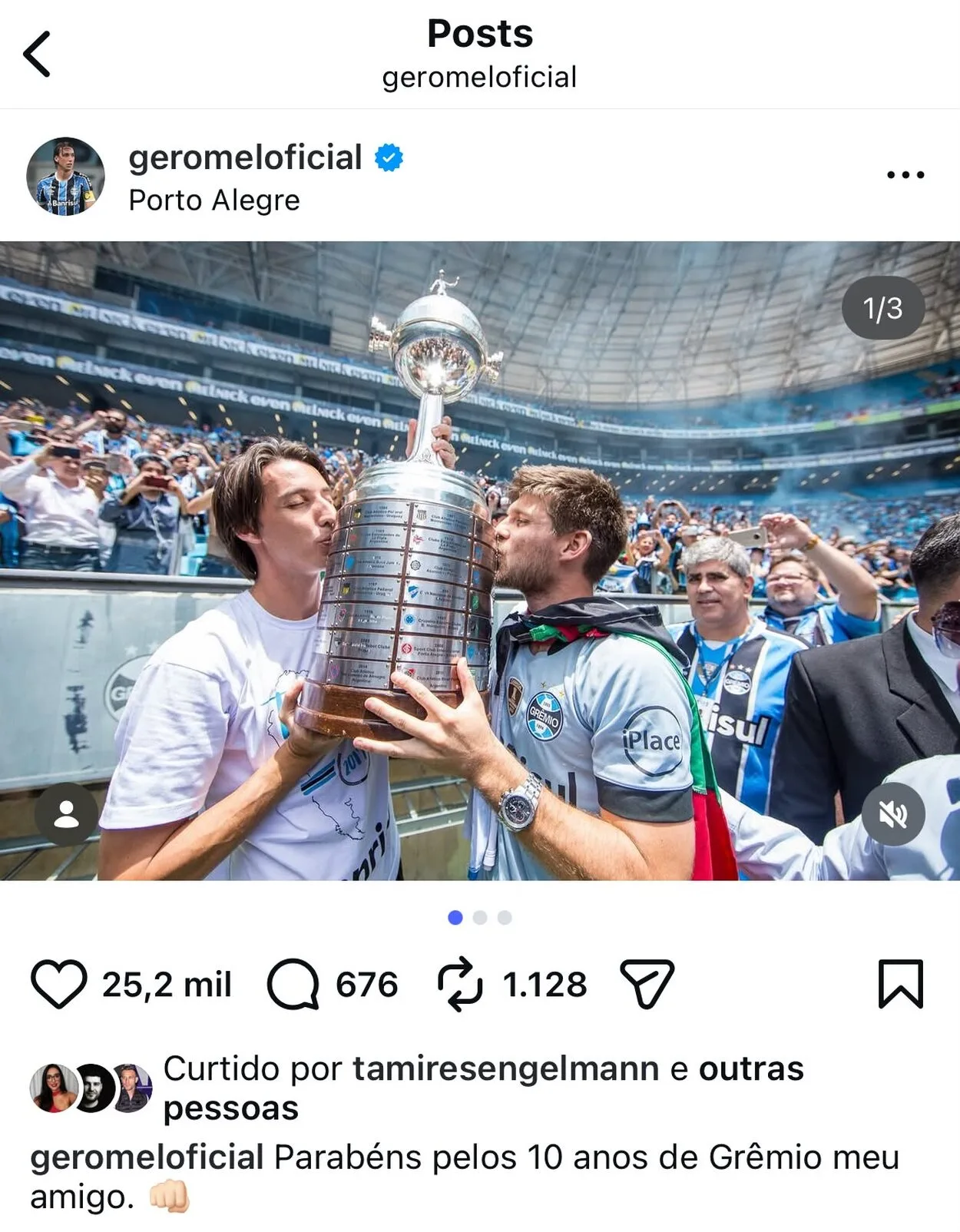 Pedro Geromel e Kannemann, erguendo e beijando taça da Libertadores 2017 do Grêmio.