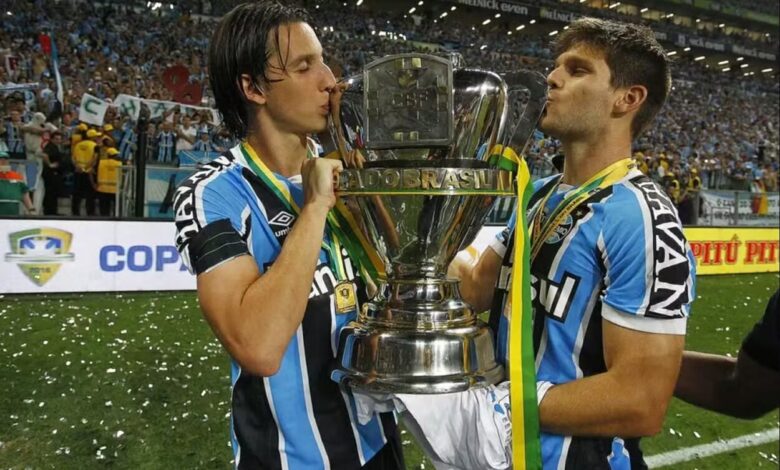 Pedro Geromel e Kannemann no Grêmio, beijando a taça