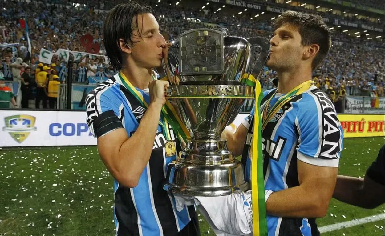 Pedro Geromel e Kannemann no Grêmio, beijando a taça