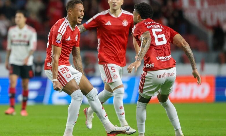 Vitinho e jogadores do Inter