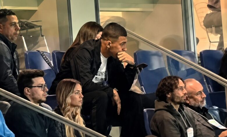 Torcedora do Grêmio registra reações de Carlos Vinícius durante eliminação na Arena Carlos Vinícius durante queda