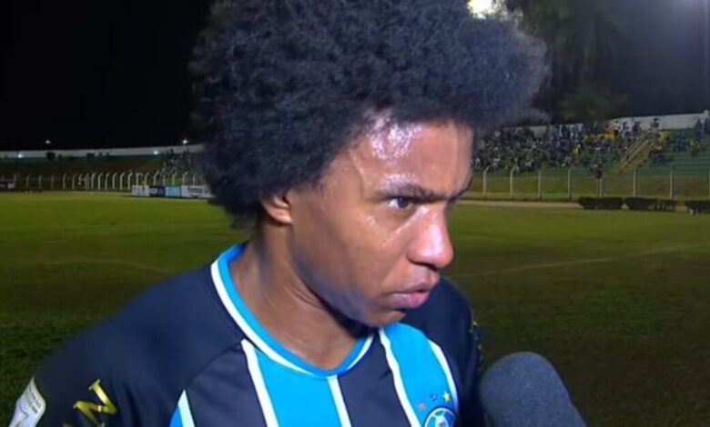 Willian repercute vaias da torcida do Grêmio durante derrota em amistoso: "Faz parte" Willian pelo Grêmio