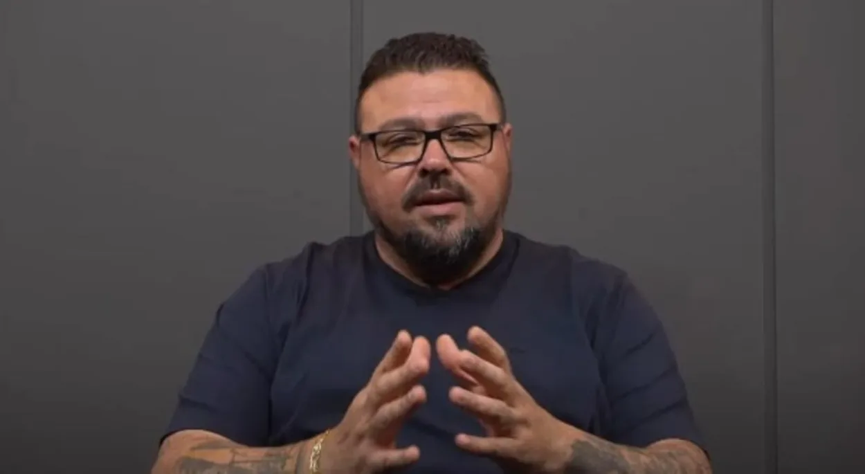 Bagé faz revelação sobre Amuzu no Grêmio e diz que "desconforto" não é no músculo Alex Bagé falou do Grêmio