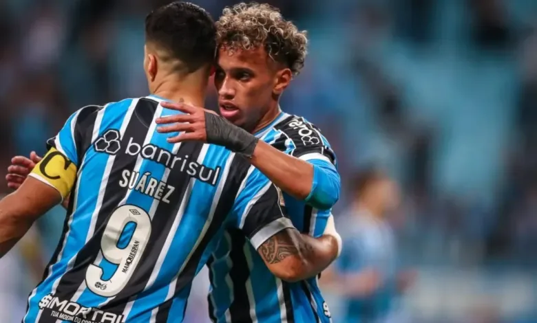 Como ficou a situação da dívida do Grêmio por Bitello após jogo com o Cascavel Bitello e Suárez juntos pelo Grêmio