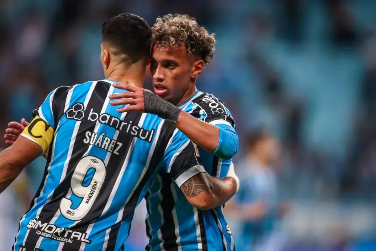 Como ficou a situação da dívida do Grêmio por Bitello após jogo com o Cascavel Bitello e Suárez juntos pelo Grêmio