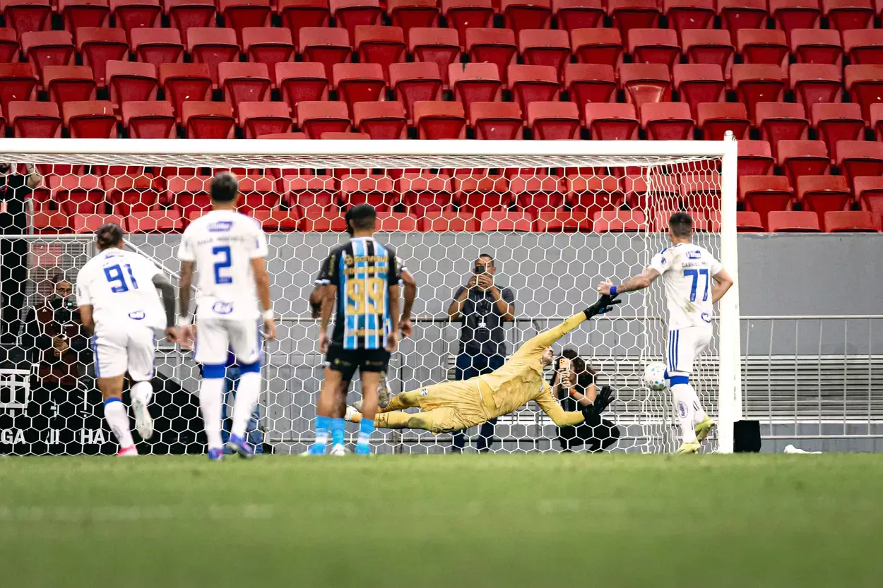 Gabriel Grando pode virar titular do Grêmio após dois pênaltis? A resposta de Luís Castro Grêmio