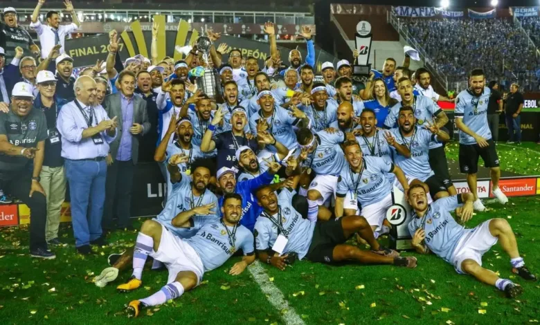 Campeão da Libertadores pelo Grêmio anuncia o fim da carreira: "Em primeira mão" Grêmio de 2017 foi cornetado pelo Inter