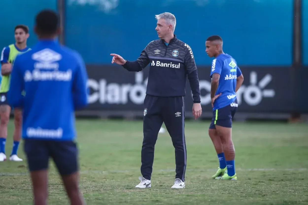 Grêmio trocou de técnico oito vezes desde 2021 e ainda busca uma identidade Grêmio na época de Tiago Nunes