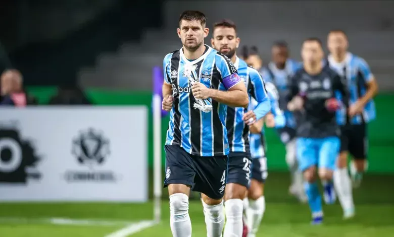 Zagueiro do Grêmio surpreende ao apontar atacante mais difícil de marcar: "Falso lento" Kannemann pelo Grêmio