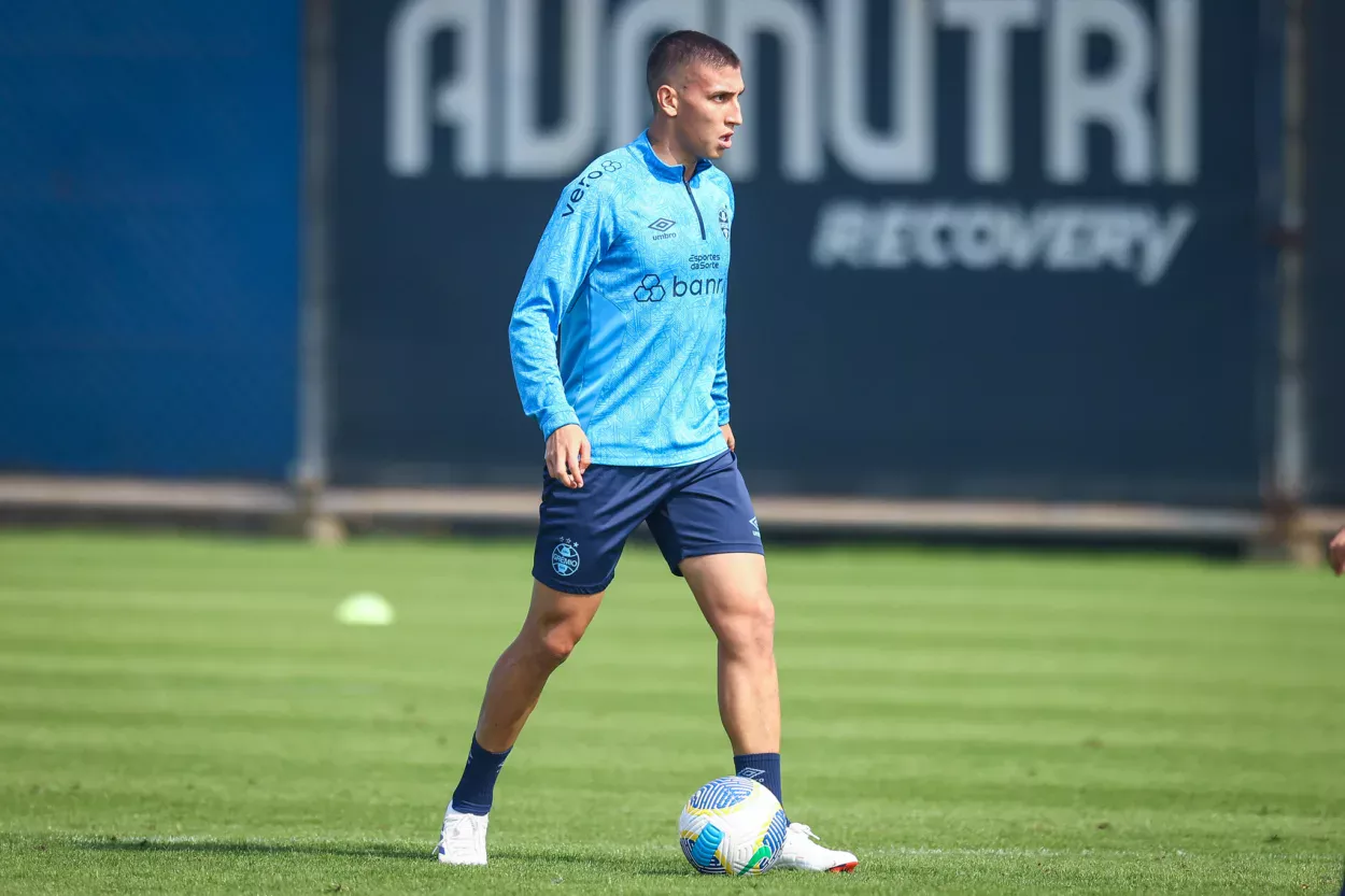 Monsalve é procurado por clube da Argentina e passa a ter futuro incerto no Grêmio Miguel Monsalve joga pelo Grêmio