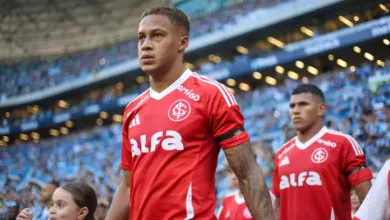 Pezzolano testa Vitinho como centroavante no Inter após saída de Borré Vitinho pelo Inter