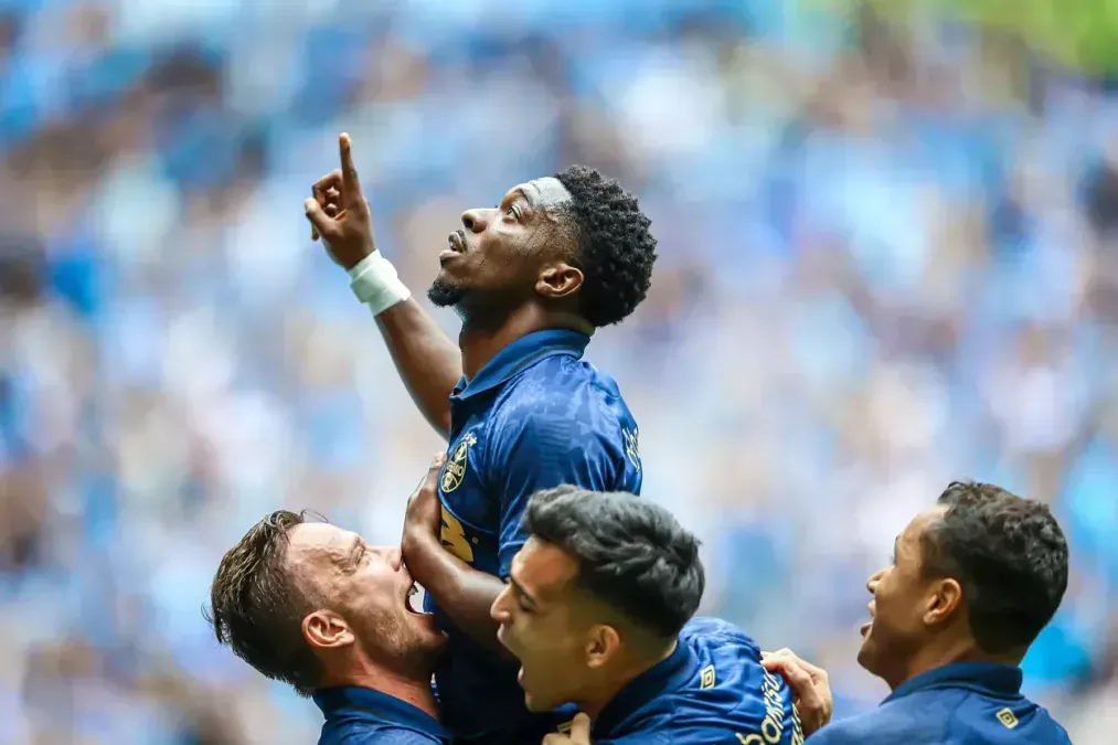 Zona Mista - Notícias, mercado da bola e bastidores do futebol Amuzu se destaca pelo Grêmio