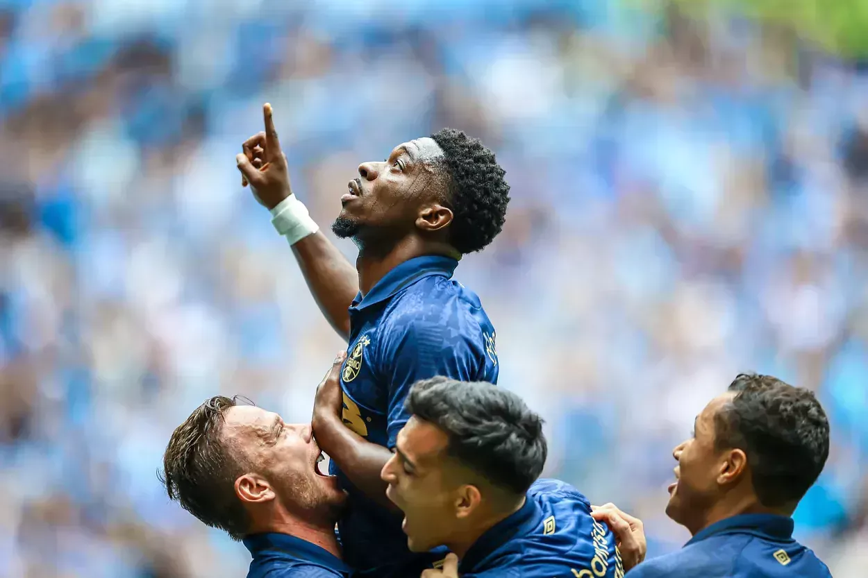 Amuzu e mais: Grêmio se reúne com a imprensa e indica saída de quatro jogadores Amuzu se destaca pelo Grêmio