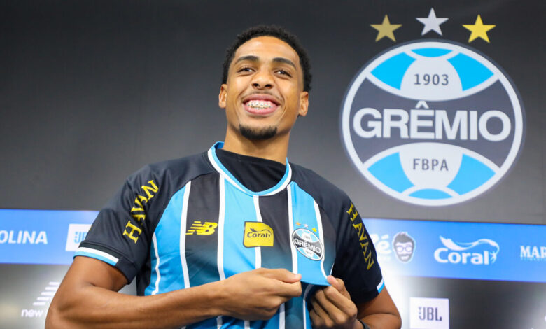 Depois de Wallace, Grêmio mira mais três reforços e evita repetir gasto de R$ 100 milhões RS - EVENTOS - 02/07/2026 - Apresentação Wallace - FOTO: ANGELO PIERETTI/GRÊMIO FBPA