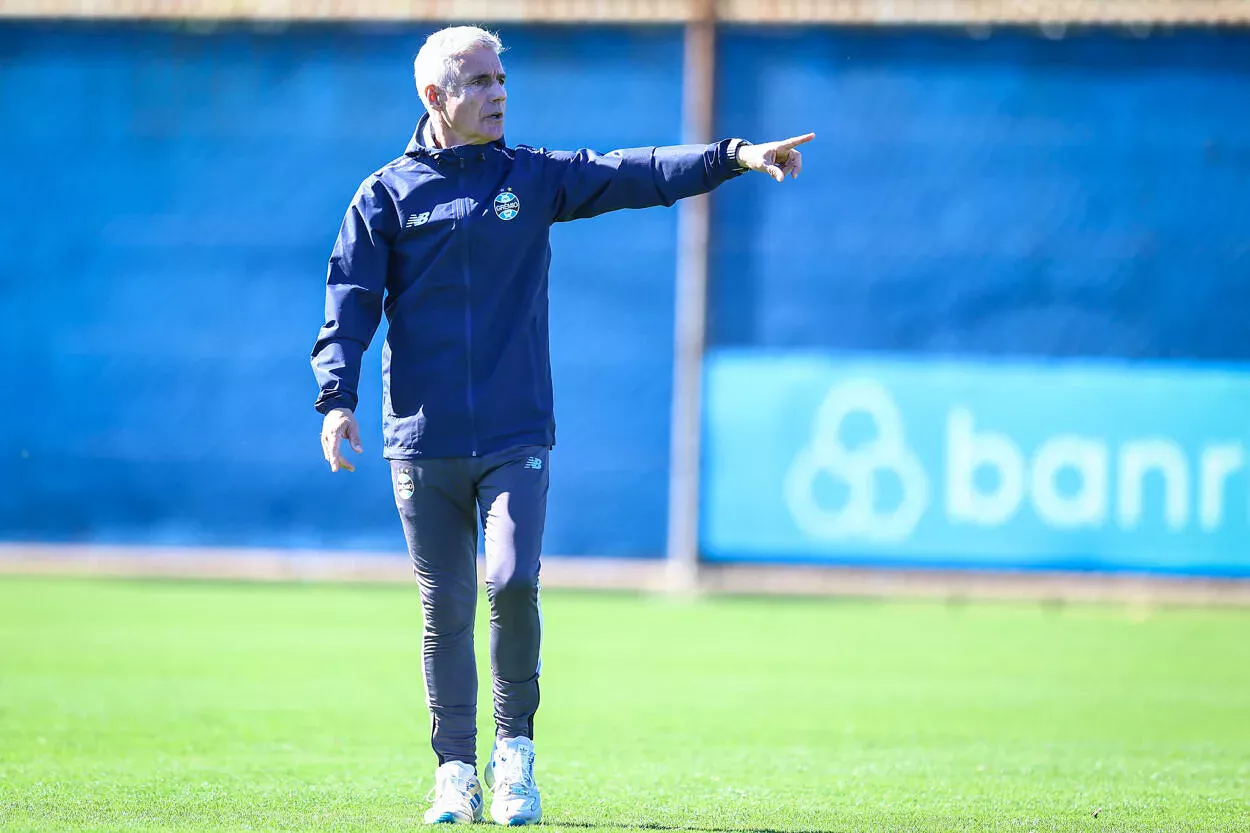 Sem Viery, Luís Castro toma decisão sobre a zaga do Grêmio contra o Mirassol Grêmio hoje