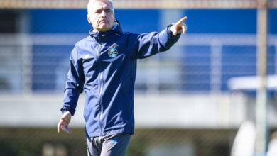 O que a torcida do Grêmio deve esperar da escalação do time na volta do Brasileirão Luís Castro pelo Grêmio
